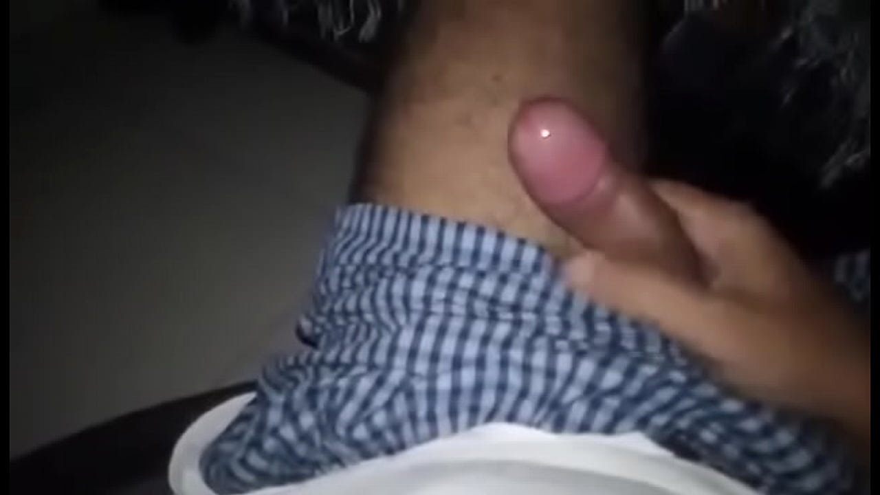 Kaunis skandiblondi ottaa mustaa kyrpää kurkkuun